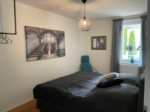 una camera con un letto e una sedia e una finestra di discovAIR Eisenach - 3-Zi- Apartment Matteo- Schwimmbad-Nah mit Netflix a Eisenach