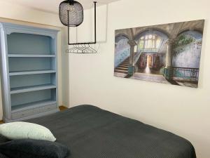 ein Schlafzimmer mit einem Bett und einem Wandgemälde in der Unterkunft discovAIR Eisenach - 3-Zi- Apartment Matteo- Schwimmbad-Nah mit Netflix in Eisenach