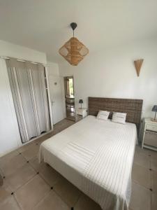 Ένα ή περισσότερα κρεβάτια σε δωμάτιο στο Maison typique île de ré