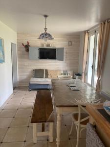 Μια τηλεόραση ή/και κέντρο ψυχαγωγίας στο Maison typique île de ré
