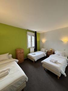 オトヴィル・ロンプヌにあるHôtel-Restaurant Le Hautevilleの緑の壁の部屋 ベッド3台