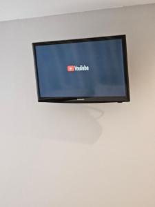 a flat screen tv hanging on a wall at HOSTAL FONCALADA in Oviedo