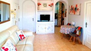 un soggiorno con divano e TV di Molino Blanco Apartment 13 - South Facing a Playas de Orihuela