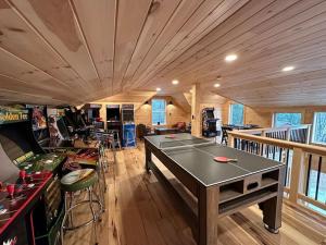 una mesa de ping pong en medio de una habitación en Two Lake Houses, en Bradford