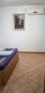 Pokój z łóżkiem i obrazem na ścianie w obiekcie Vila Teodora w mieście Star Dojran