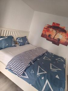 a bedroom with a bed and a painting on the wall at wie zu Hause in Ludwigsburg