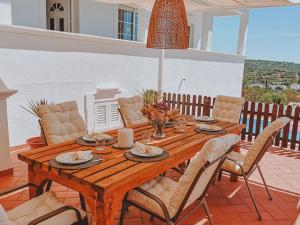 een houten tafel met stoelen en een eetkamer bij Green Ville in Faro