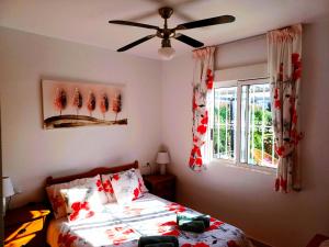 una camera con letto e ventilatore a soffitto di Molino Blanco Apartment 13 - South Facing a Playas de Orihuela