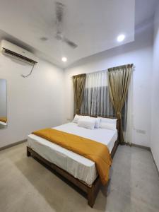 een slaapkamer met een groot bed in een kamer bij Oni Casa in Pune