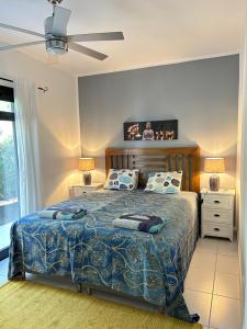 ein Schlafzimmer mit einem Bett und einem Deckenventilator in der Unterkunft Villa Vista Verano in Playa Blanca + 24 Fotos