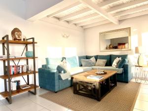 ein Wohnzimmer mit einem blauen Sofa und einem Tisch in der Unterkunft Villa Vista Verano in Playa Blanca