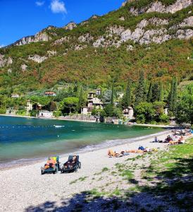 eine Gruppe von Menschen, die am Strand in der Nähe des Wassers liegen in der Unterkunft B&B Le Fate Del Lago in Lierna