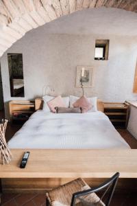 a bedroom with a large white bed in a room at Agriturismo Le Valli in Casciana Terme
