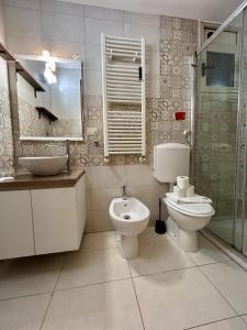 y baño con aseo y lavamanos. en Kibilù - Via Tolmezzo - Ospedale San Raffaele - Stazione di Lambrate, en Milán
