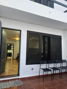 eine Sitzgruppe auf der Seite eines Gebäudes in der Unterkunft CASA SIBILA in Playa Honda