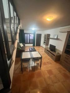 ein Wohnzimmer mit Tisch und Couch in der Unterkunft CASA SIBILA in Playa Honda