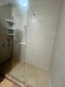 una doccia con porta in vetro in bagno di CASA SIBILA a Playa Honda