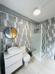 Un baño con inodoro, lavabo y ducha. en Mountain View Home - Dolgellau, en Dolgellau 15 fotos más