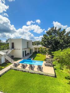 科蘇梅爾的住宿－Villas Mar Turquesa Cozumel，享有带游泳池的房屋的空中景致