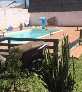 una piscina en un patio con mesa y plantas en Casa c/Piscina em Arroio do Rosa en Imbituba