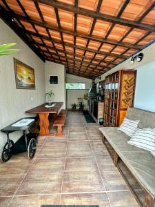 een woonkamer met een bank en een tafel bij Village Vilatur in Saquarema