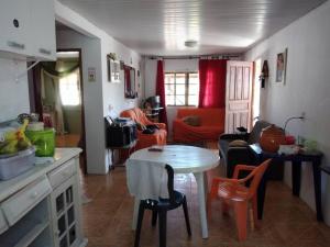 cocina y sala de estar con mesa y sillas en Casa c/Piscina em Arroio do Rosa en Imbituba