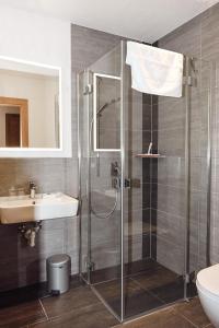 un bagno con doccia e lavandino di Alpin 1100 a Steeg