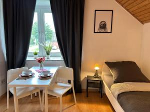 um quarto com uma mesa, uma cama e uma janela em 3-Zimmer Apartment für Monteure & Geschäftsreisende: Schnelles Internet em Stemshorn