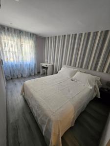 Postel nebo postele na pokoji v ubytování HOSTAL FONCALADA