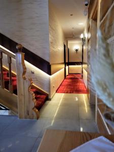 un pasillo con una escalera con alfombra roja en Magnolia, en Zakopane