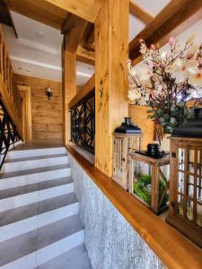 una escalera en una casa con paredes de madera y techos de madera en Magnolia, en Zakopane