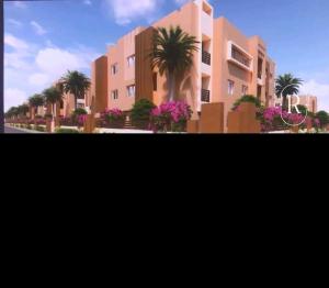 una decoración de un edificio rosa con palmeras en RM 15 by Majestic Properties, en Marrakech