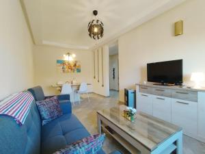 un soggiorno con divano blu e tavolo di RM 15 by Majestic Properties a Marrakech