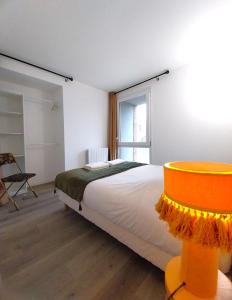 Llit o llits en una habitació de Gîte-appartement RDC La Ville au Monnier