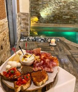 un tavolo con un piatto di cibo su un tavolo di Aurelia Garden Gold B&B a Roma