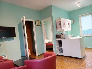 - un salon avec des murs bleus et des chaises rouges dans l'établissement Holiday Cottage, à Waulsort