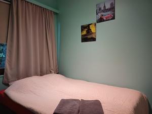 - un petit lit dans une chambre avec fenêtre dans l'établissement Holiday Cottage, à Waulsort