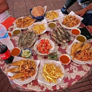 Ketama的住宿－Ketama morocco hermanos，一张桌子上放着许多盘子的食物