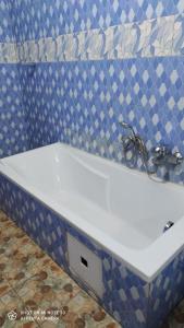 um lavatório branco num quarto com uma parede azul em Belle Villa em Lomé