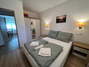 - une chambre avec un lit et 2 serviettes dans l'établissement Villa Sonia, à Hévíz