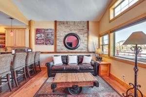 Billede fra billedgalleriet på 4 Mi to Ski Dillon Condo with Balcony and Mtn Views i Dillon