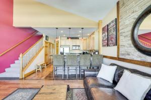 Billede fra billedgalleriet på 4 Mi to Ski Dillon Condo with Balcony and Mtn Views i Dillon