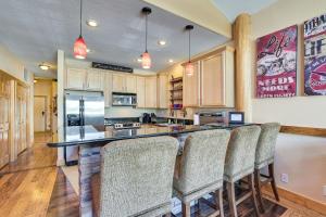 Billede fra billedgalleriet på 4 Mi to Ski Dillon Condo with Balcony and Mtn Views i Dillon