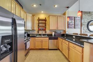 Billede fra billedgalleriet på 4 Mi to Ski Dillon Condo with Balcony and Mtn Views i Dillon + 17 billeder