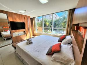 een slaapkamer met een groot bed en een groot raam bij Bloco A AP 310 · Hotel Jade, Park Sul vista livre in Brasilia
