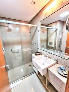y baño con lavabo y ducha. en Bloco A AP 310 · Hotel Jade, Park Sul vista livre en Brasilia