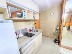 cocina con fregadero y microondas en Bloco A AP 310 · Hotel Jade, Park Sul vista livre en Brasilia