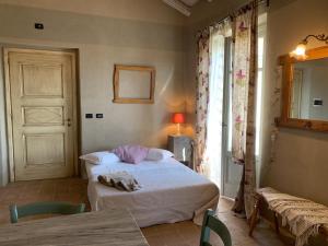 A bed or beds in a room at Locanda degli Ultimi