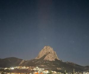 a mountain in the middle of a city at night at Hotel Villas Kerendarhú in Bernal