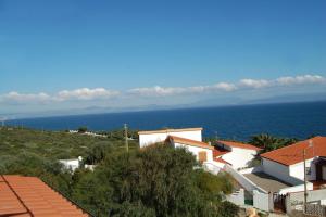 a group of houses on a hill next to the ocean at Elegante appartamento dotato di veranda con vista mare Maladroxia C64 in Maladroscia